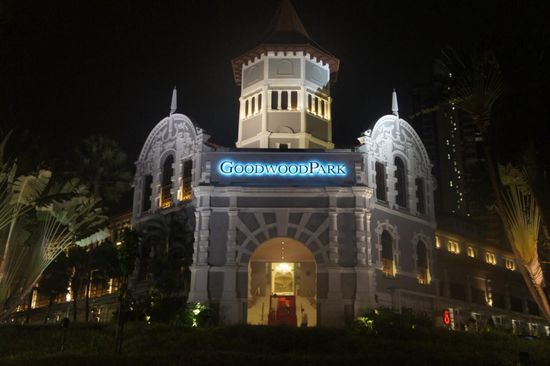 Unser Hotel bei Nacht