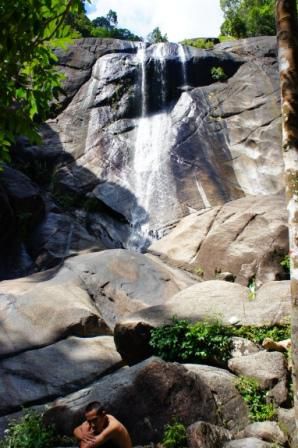 Der Wasserfall mit den darunterliegenden Becken
