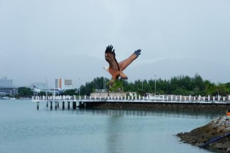 das Wahrzeichen von Langkawi der Seeadler an der Hafeneinfahrt