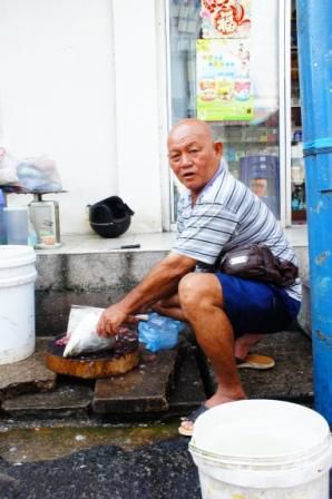 so wird ein Fischkopf am Straßenrand halbiert