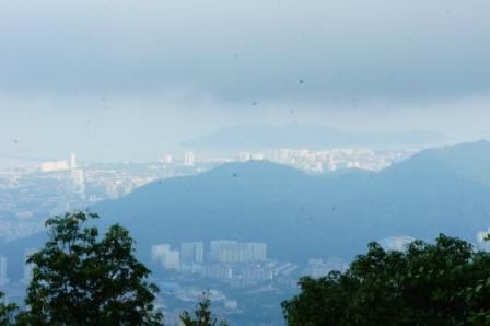 Blick von oben auf Georgetown, ganz schwach sieht man links die Brücke aufs Festland