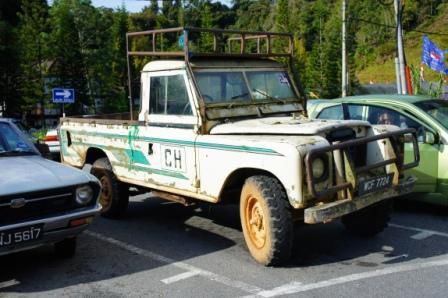 alt aber kommt überall durch - insgesamt soll es in den Camaron Highlands ca. 4000 Landrover geben - fast alle zwischen 50 und 70 Jahre alt.