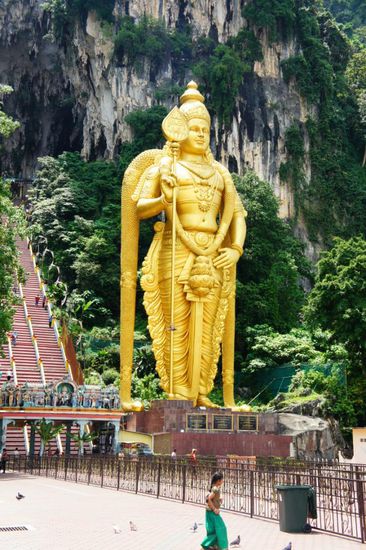und eine riesige Statue am Aufstieg  ( Treppe links der Statue)zu den Caves