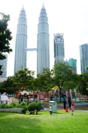 die Kinder sind nicht mehr zu halten und flitzen Richtung Spielplatz am Fuße der Twin Towers