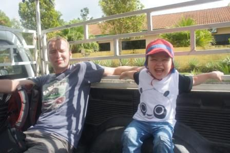 unser Busshuttleservice vom Hotel (Karlo findet es toll)