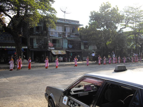 Nonnen am frühen morgen - sie singen für Almosen (Essen)