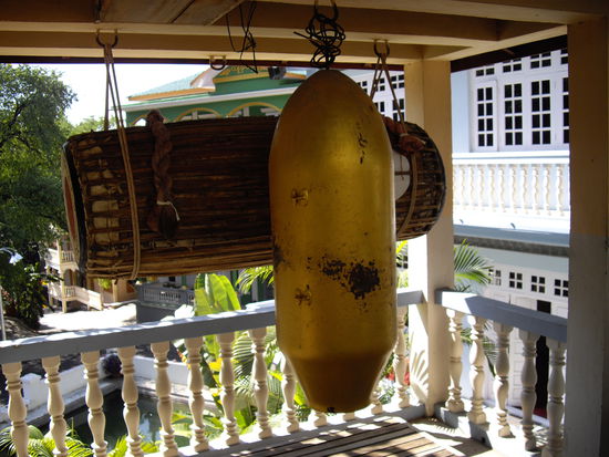 Im Kloster wird eine alte Fliegerbombe ganz einfach zur Glocke umgewandelt