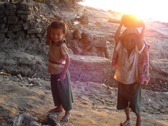 "Foto, Foto!!??" Die Kids sind ganz versessen aufs fotografiert werden.