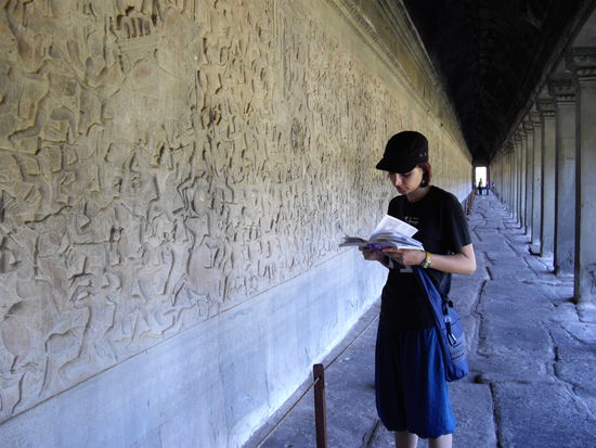 Mama hat dann gleich mal aufgegeben, während ich mich in die Geschichte von "Churning of the Ocean of Milk" usw. vertieft habe.