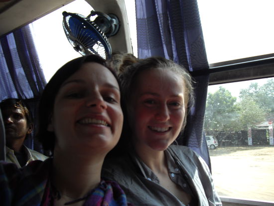 Ellie (Schottland) und ich im Bus nach Jaipur