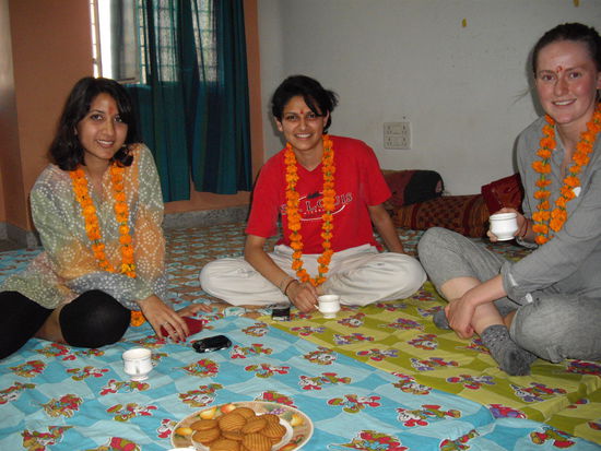 Shireen (USA, geb. in Österreich), Mira (England) und Ellie (Schottland) im Jaipur IDEX Office