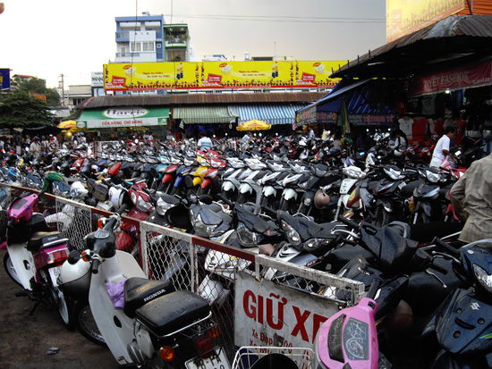 ja so sieht das aus vorm Markt, und vor jeder Schule und vor jedem anderen Gebäude wo mehrere Leute hinkommen...