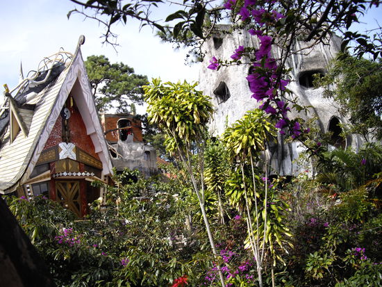 wie nach dem Fall durch den Kaninchenbau...