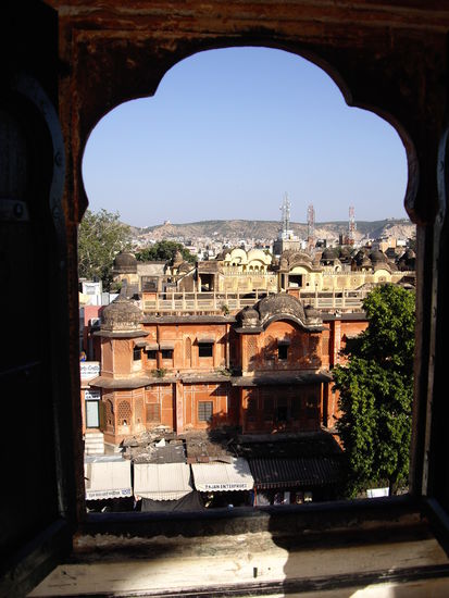 Da haben die Damen rausgeguckt, es sieht zwar nicht so aus, aber das Fenster ist wirklich winzig!