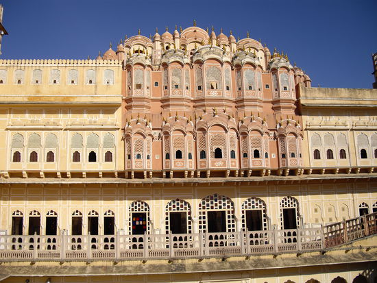 und hier noch mal von vorn, aus den kleinen Fenstern wurde rausgeguckt.