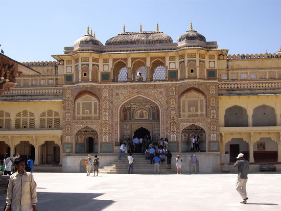 wunderschönes Tor im Palast. Die Farben sind geriebener Edelsteinstaub, die in den noch nassen Putz aufgetragen werden und dann beim trocknen richtig zu leuchten beginnen. Die Farben wurden seit 400 Jahren nicht erneuert und glänzen noch immer