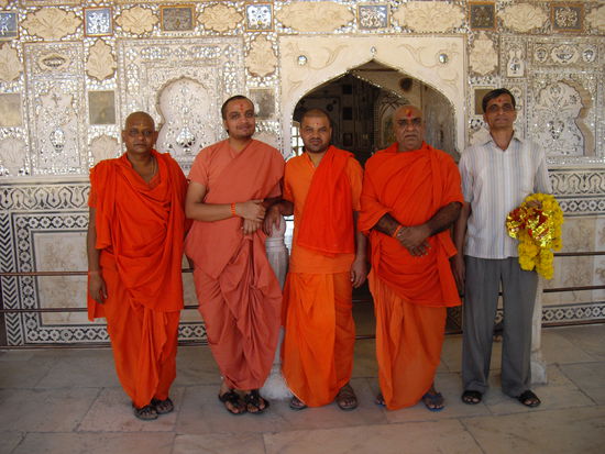 Meine ersten Mönche! Auch die gehen Sightseeing