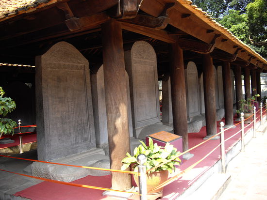 Auf diesen Steintafeln sind alle Doktoranden verewigt.