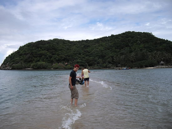 über die Sandbank zur Insel Koh Ma