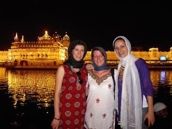 happy verhüllte Mädls ohne Schuhe