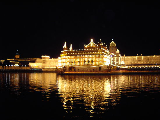 goldener Tempel in nächtlicher Pracht