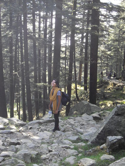 Shireen noch lächelnd am Beginn des Weges...zum Schluss hat sie sich den Lunch noch mal durch den Kopf gehen lassen