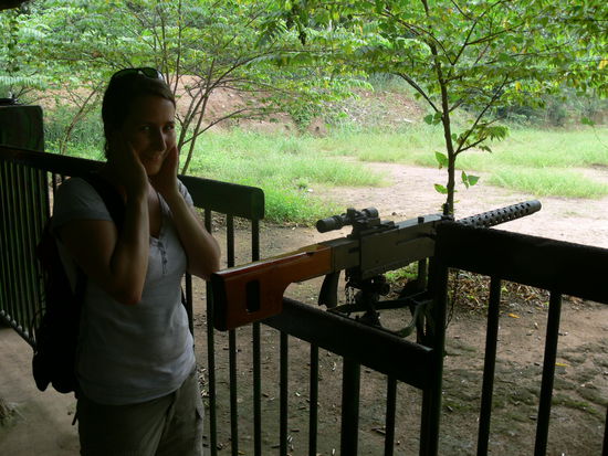 Sogar ein Schiessstand ist aufgebaut mit den Waffen des Krieges (mehrere AK und MGs). Ist unheimlich laut!