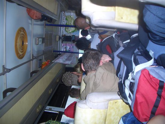 Mehr geht fast nicht mehr in den Bus. Mittelgang voller Taschen und Plastikstuehle fuer Passagiere... in Kombination mit den Strassen in Kambodscha ist da ein Achsenbruch wahrscheinlich bei jeder 3ten Fahrt inklusive