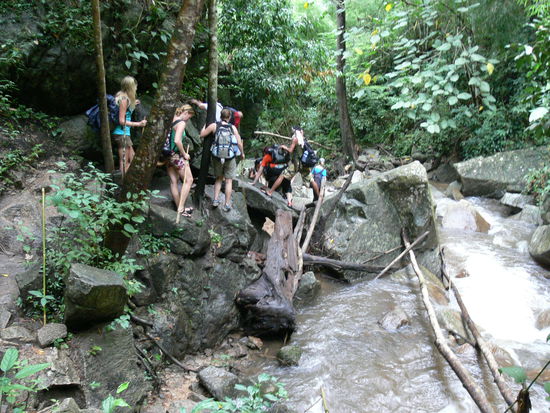 Wanderung entlang eines Flusslaufes talwaerts mit Wasserfaellen und ca. 10 Flussueberquerungen