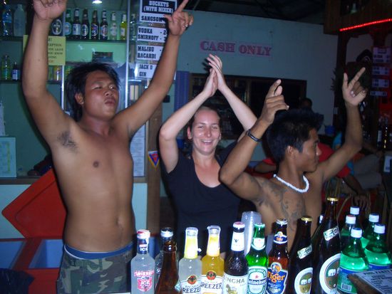 Enchen hinter der Bar bei der Poolparty