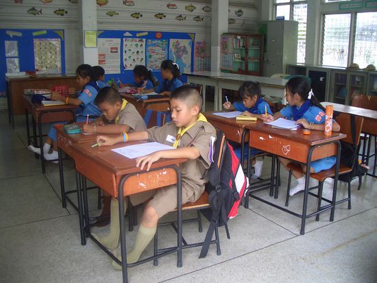 Schule, die seitlich offen ist