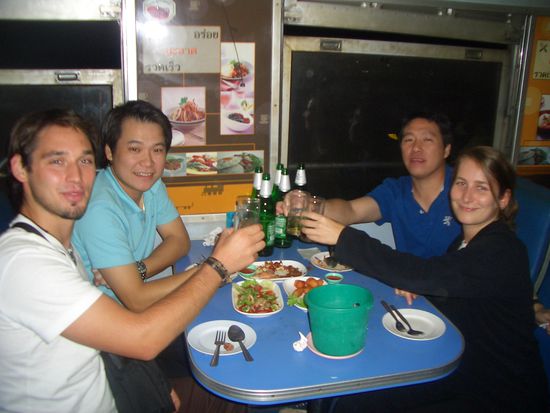 Reise nach KL (38 Stunden). Im Partyabteil während der Zugfahrt...