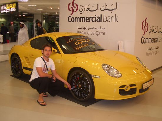 Schaich Abd al-Aziz bin Abdullah Al-asch im Hintergrund und ich im Dutyfreeshop (passte leider nicht mehr ins Handgepäck)