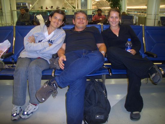 Urlaubsbekanntschaft und wie wir später entdeckten ''Freunde von Freunden'' am Flughafen in Doha