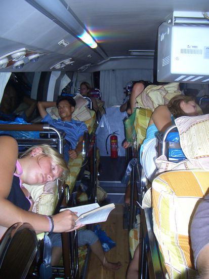 ungefaehr 45 "Betten" pro Bus