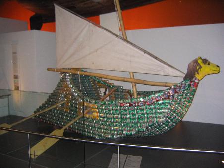 Schiff aus Bierdosen. Mit dem koennen tatsaechlich 4 Mann fahren !