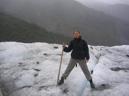 Verena ueber einer Gletscherspalte beim Hike