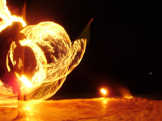 Feuershow am Strand.