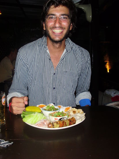 Robin freut sich ueber sein Abendessen