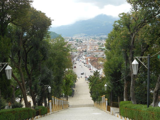 Einer der schoensten Aussichtspunkte - leider etwas wolkig aber man kann erkennen, dass die Stadt von Bergen umkreist ist...