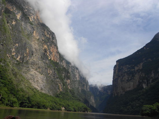 Gewaltige Felswaende im Sumidero Canyon!