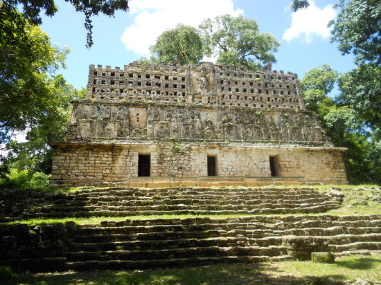 Der wichtigste Tempel auf einem Huegel, mit Aussicht ueber die gesamte Anlage...