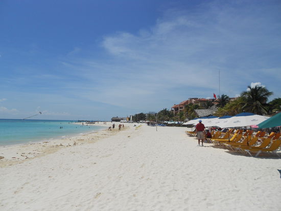 Der Strand direkt an der Stadt