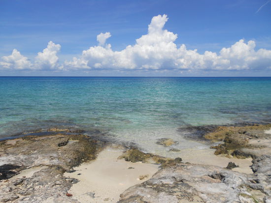 Isla Cozumel - gepraegt von Felsen und Korallen..