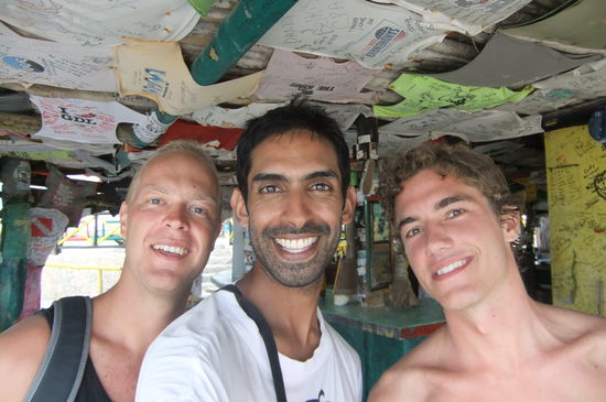 Nils, Rohan und ich in einer Hippie Bar 