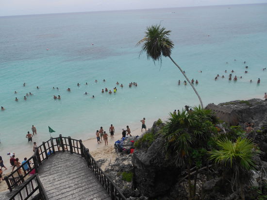 Der Strand direkt bei den Ruinen - leider etwas ueberfuellt...