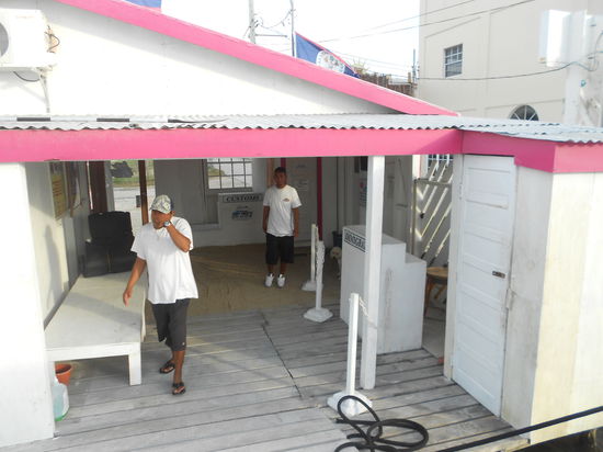 Die Einreisebehoerde direkt am Wasser 