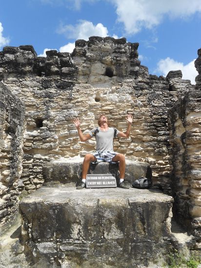 Ich beim Versuch mit den Goettern Kontakt aufzunehmen . Das Schild hab ich uebersehen .