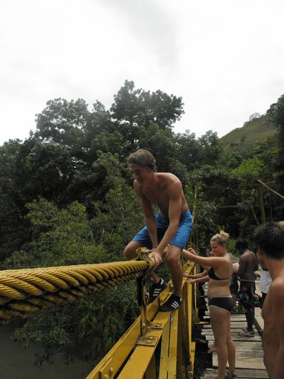 Ab ging s ueber das Gelaender!