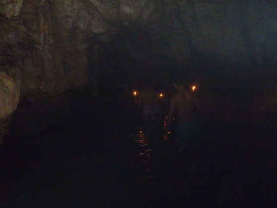 Nur mit Kerzen ging es auf Erforschungstour...